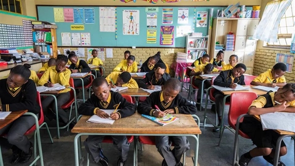 南非一学校粪便涌入操场 学生不愿上学 中国人出手拯救