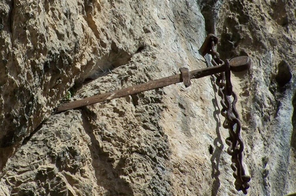 别名“砍断大理石”：法国一1300年古剑被人从悬崖上拔走