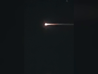 多人目击凌晨大火球飞行物，带火尾高速穿越夜空