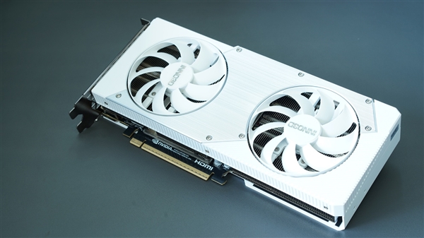 双风扇雪装“尤物”来了！RTX 5070映雪OC评测