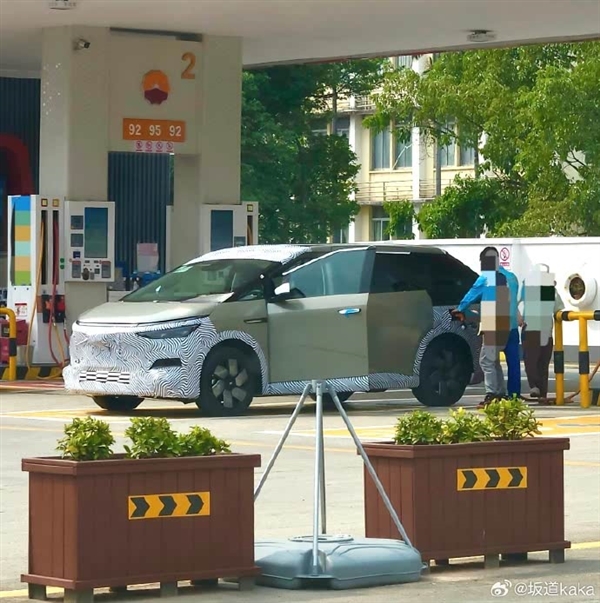 小鹏首款增程车X9亮相加油站，油箱成决胜要素