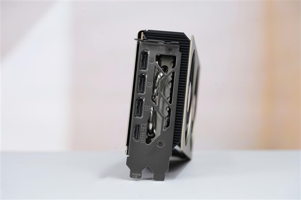 精致香槟金!微星RTX 5060 Ti 16GB硬派师显卡图赏