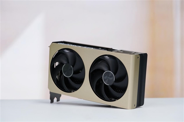 精致香槟金!微星RTX 5060 Ti 16GB硬派师显卡图赏