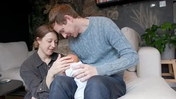 英国首例子宫移植成功诞生婴儿，姐姐捐赠子宫，妹妹顺利产子